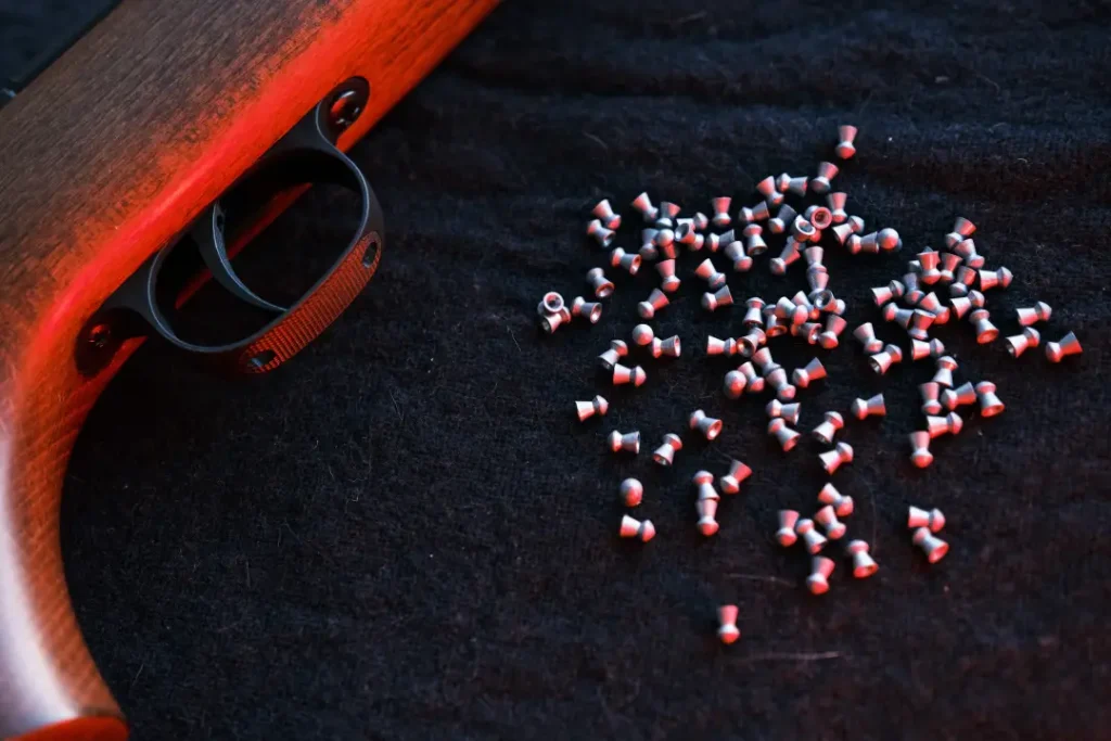 چرا در تیراندازی ساچمه ها پراکنده میشوند